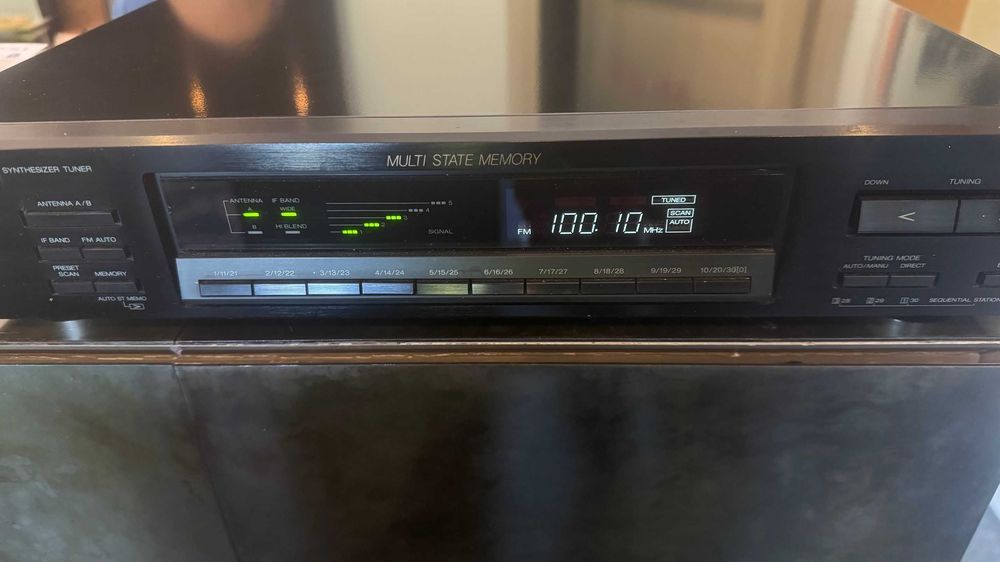 Akai AT-57 Tuner radiowy