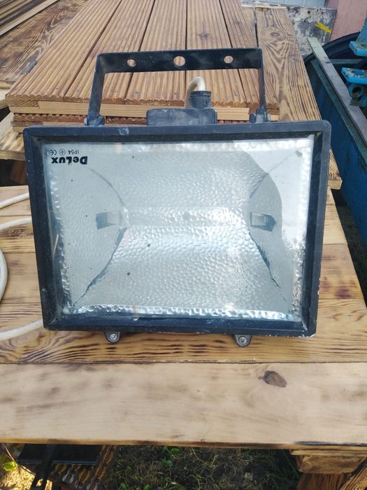 Прожектор галогенний Delux