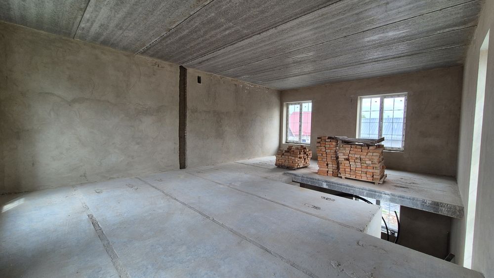 )( Котеджі неподалік центральної частини міста