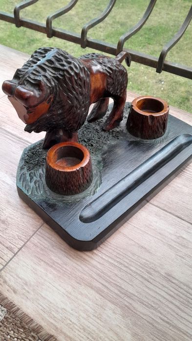 Stary,drewniany przybornik z rzeźbą żubra