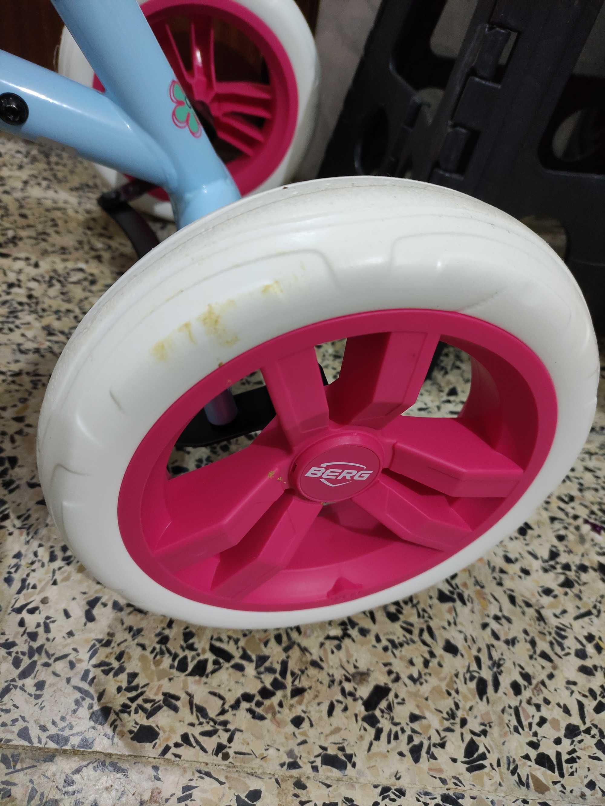 Kart de 4 rodas para menina até aos 4 / 5 anos.