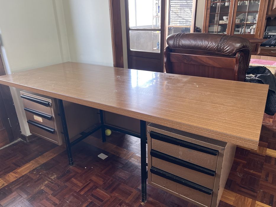 Sectetaria em ferro e madeira