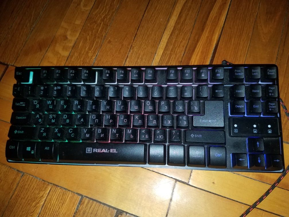 Продам клавиатуру с подсветкой real-el gaming tkl 8710