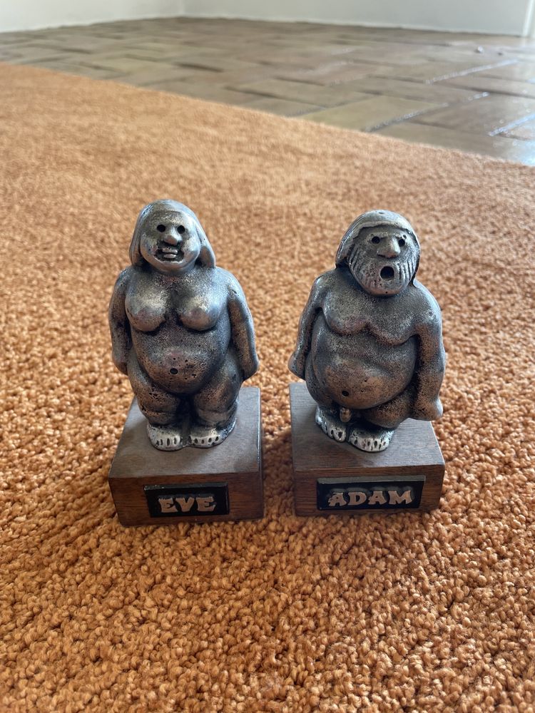 Escultura de Adam e Eva