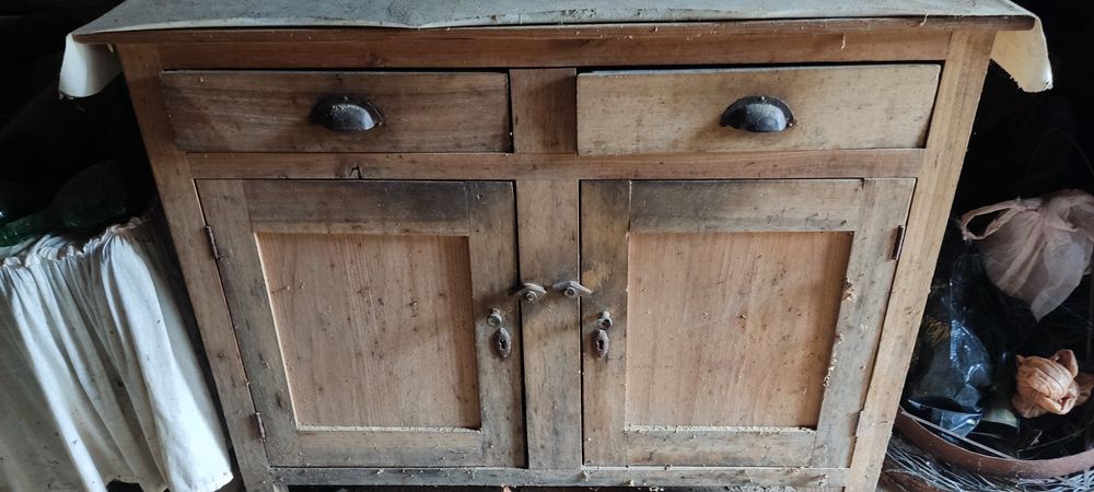 Mesa elástica antiga, armário antigo, agora €100 tudo do anúncio