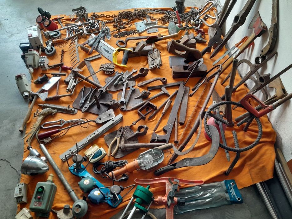 Ferramentas antigas varias e peças para bicicleta .usadas.