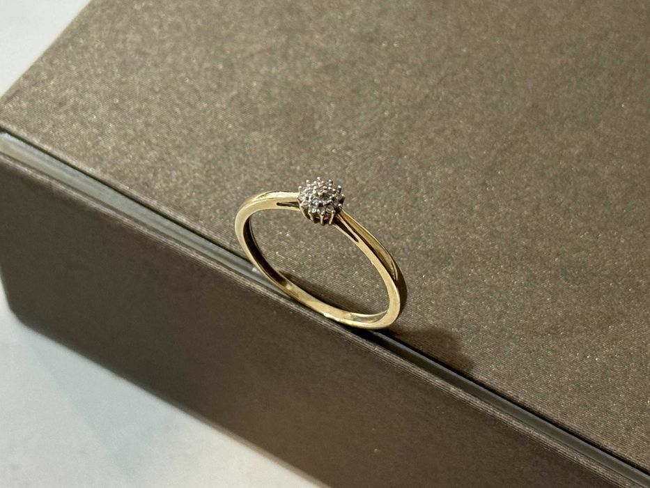 Śliczny złoty pierścionek zaręczynowy  585  R-13