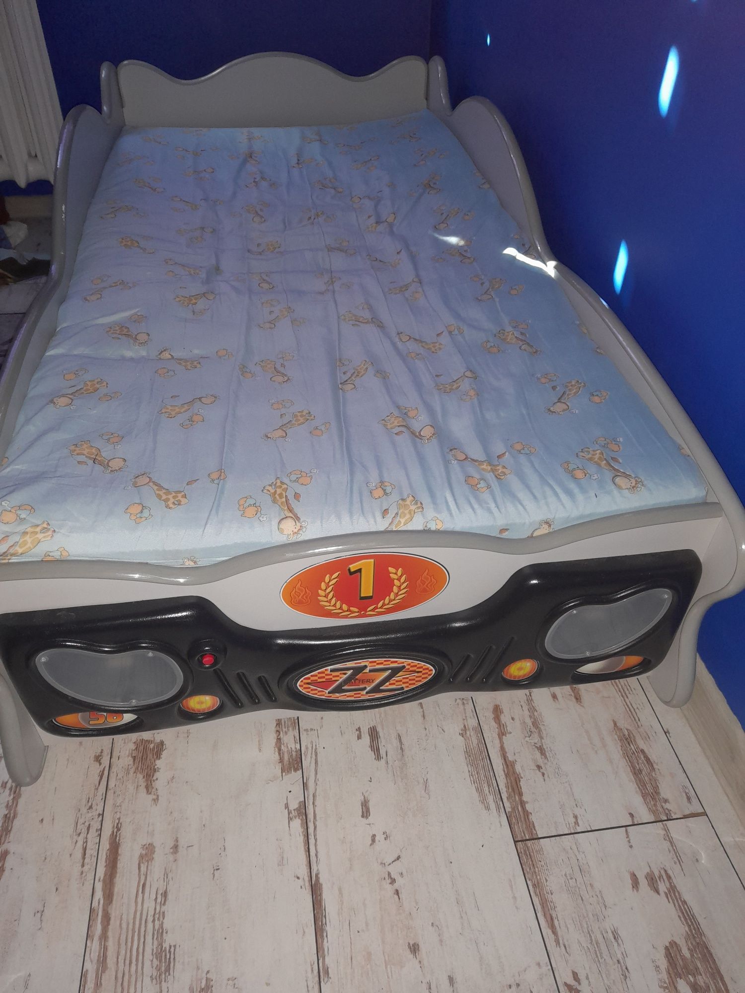 Sprzedam łóżko auto z swiecącymi lampami i materacem