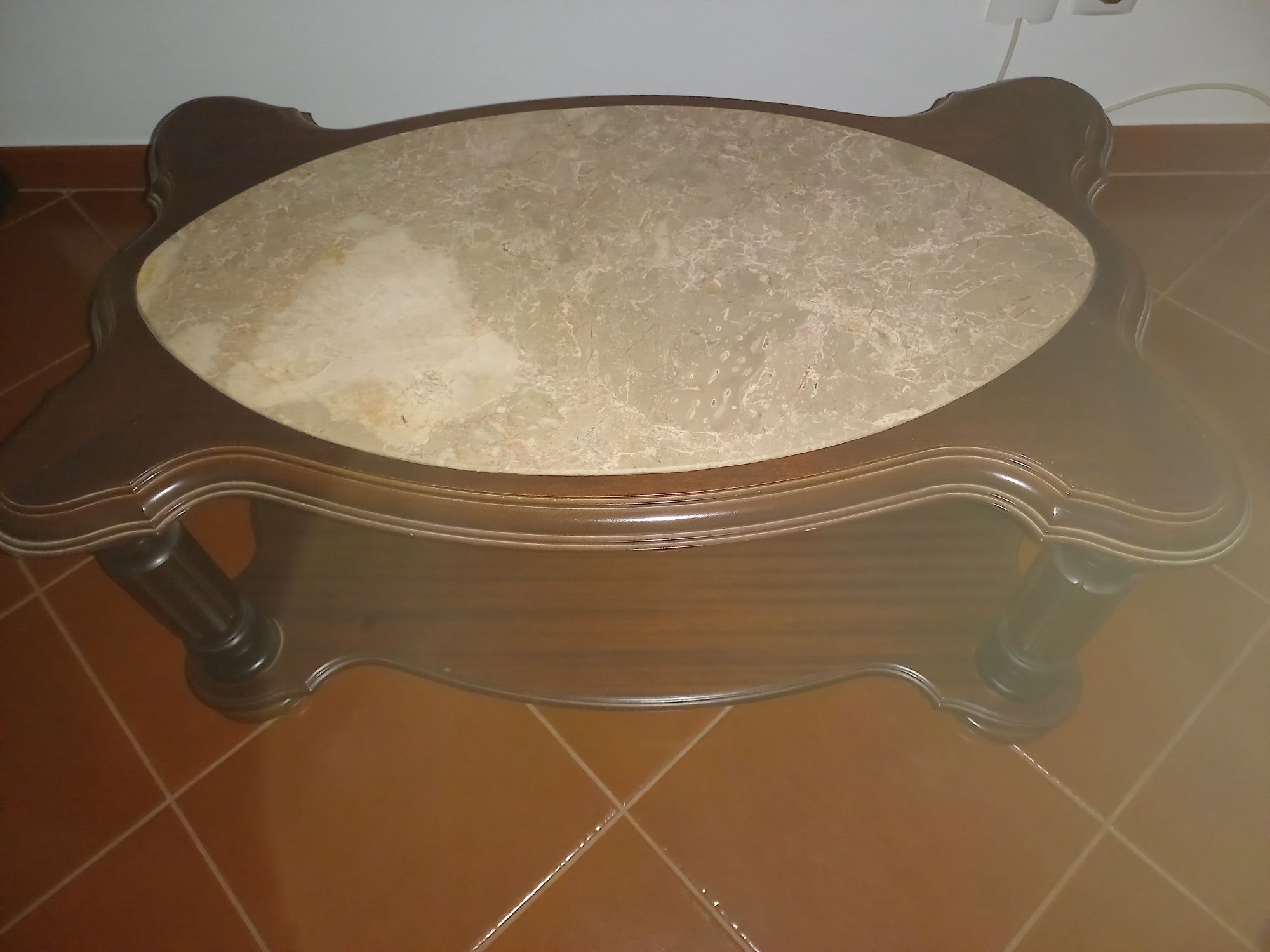 Mesa de sala com tampo em mármore