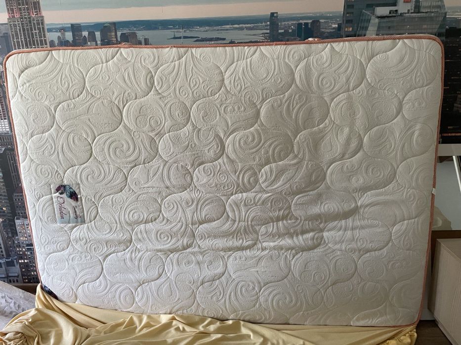 Продам: ліжко двохспальне, з матрацом