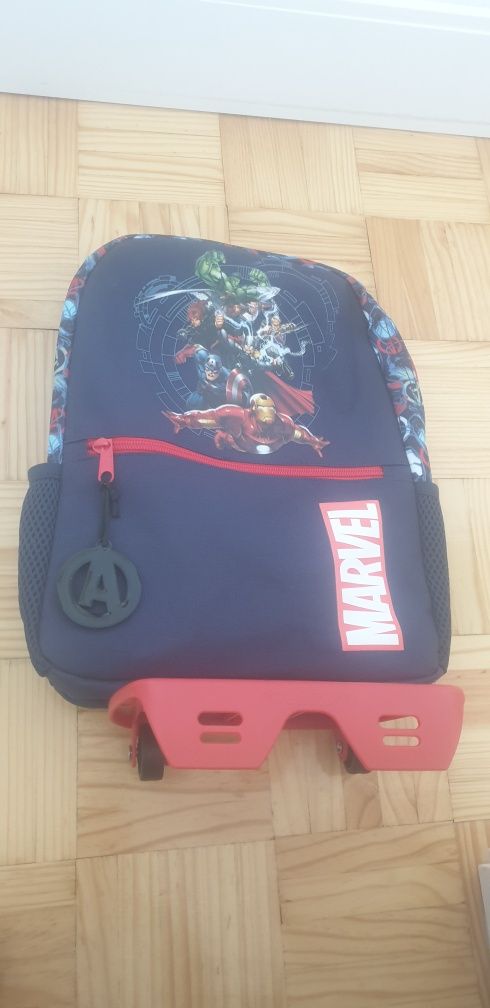 Mochila com troley Avengers (novo com etiqueta Ideal para oferta)