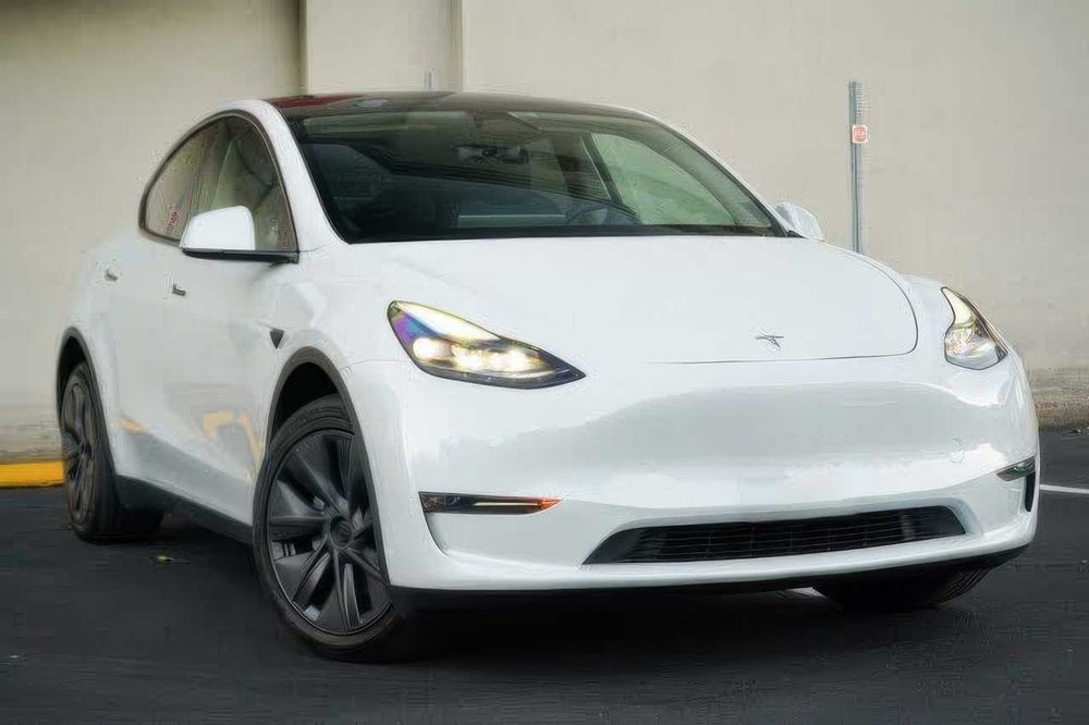 Tesla Model Y Long Range      2025