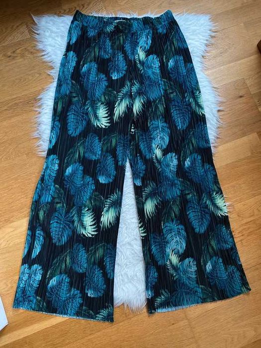 Czarne z szerokimi nogawkami spodnie w zielone liście vila m kuloty