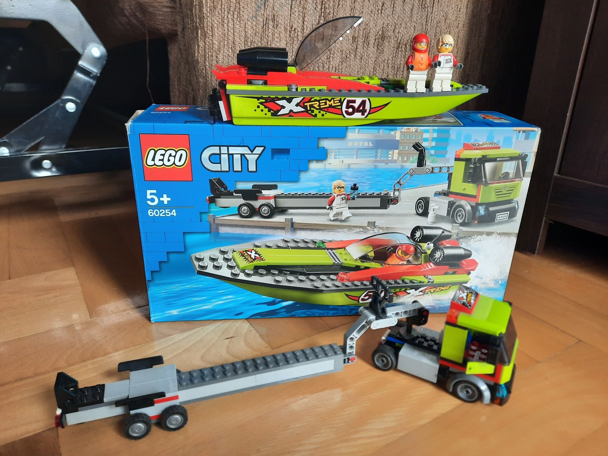 lego city 60254 transporter lodzi wyscigowej, wiek 5 plus