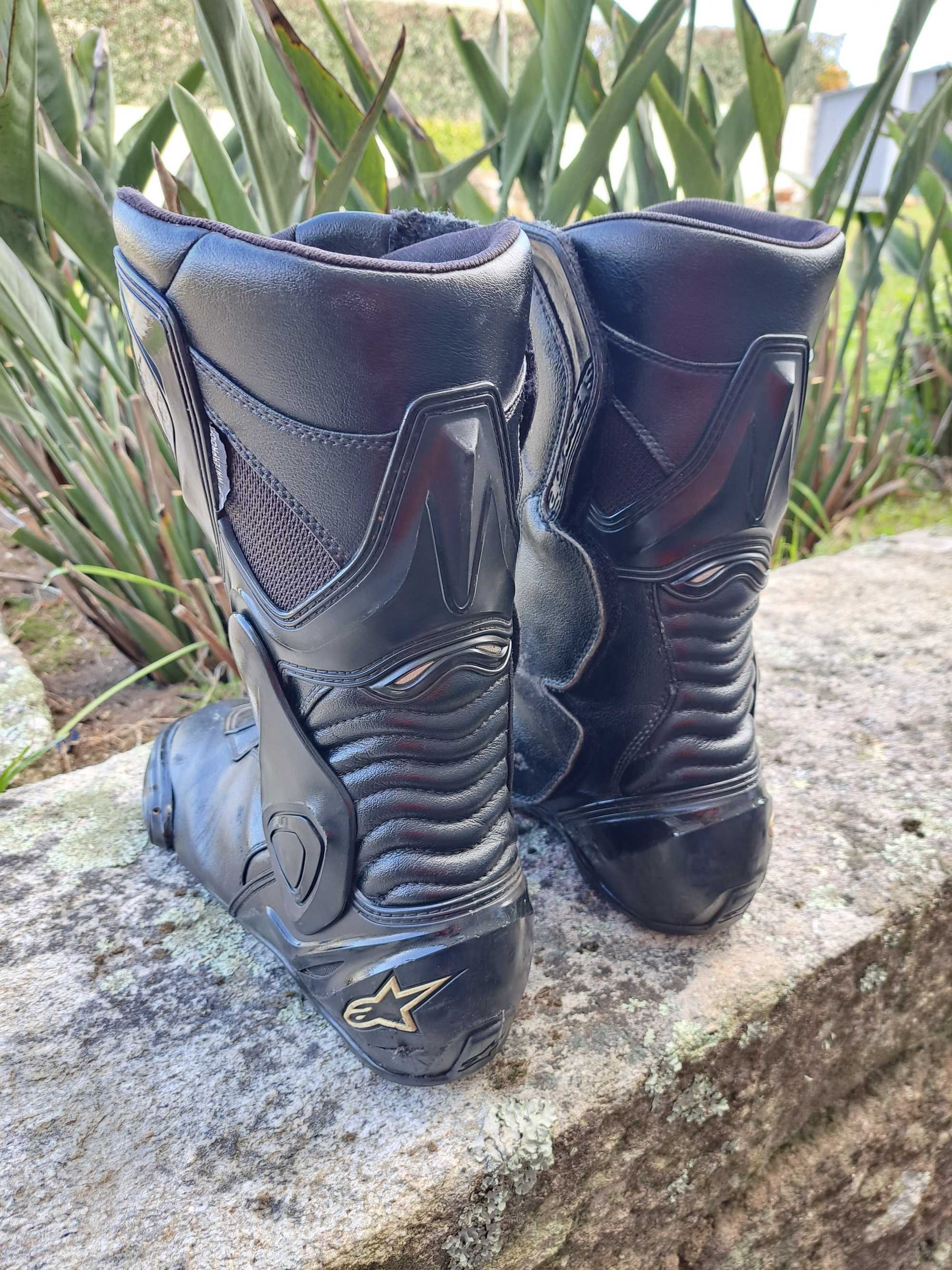 Botas AlpineStars, casaco Spidi e capacete AGV