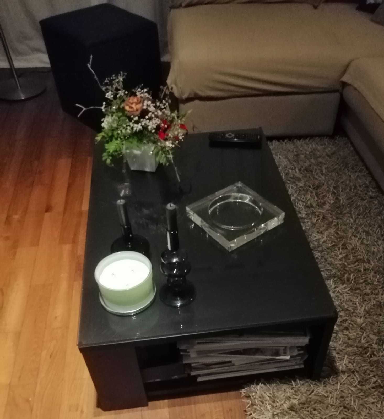 Mesa de jantar e mesa de apoio de sofá