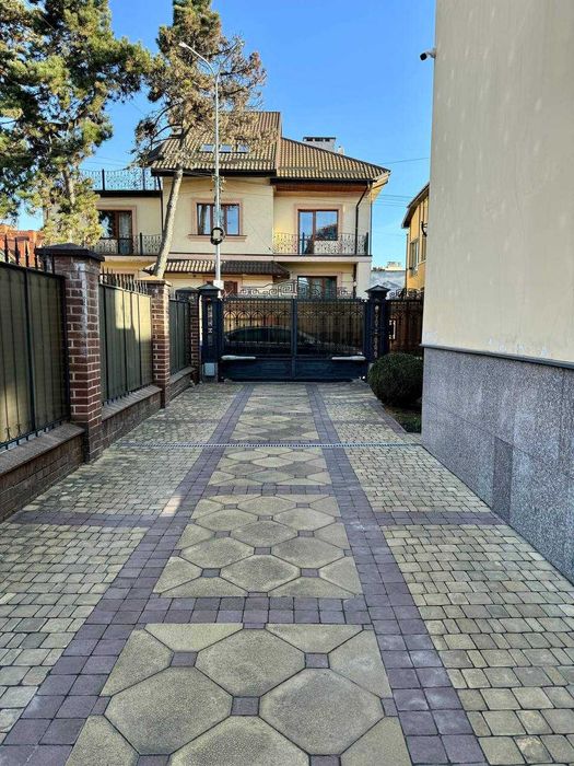 Продам просторий будинок по вул.Сельських (Алтайські озера)