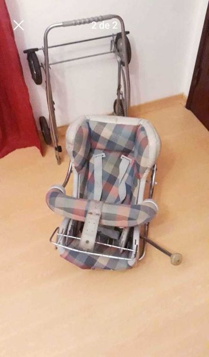 Cadeira e carrinho de bebê.