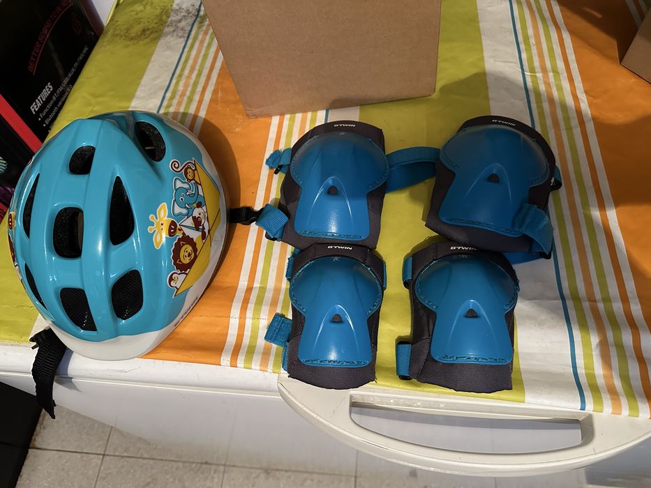 Conjunto capacete + proteções de joelhos e cotovelos