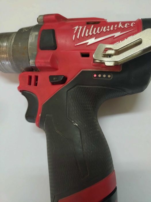 Wiertarko-wkrętarka Milwaukee 12V FPD 2x3,0Ah uszkodzona