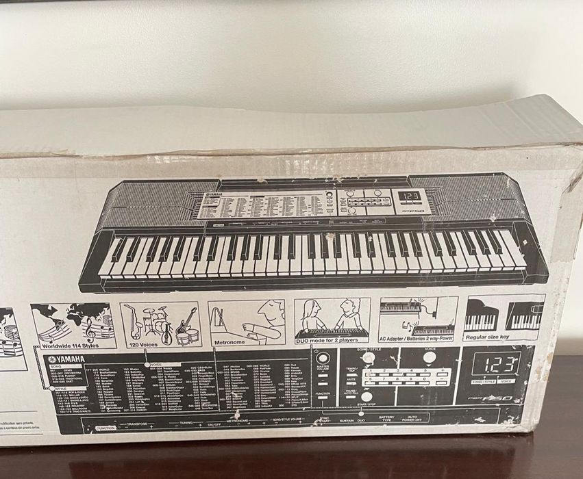 Teclado digital YAMAHA PSR F50 com caixa
