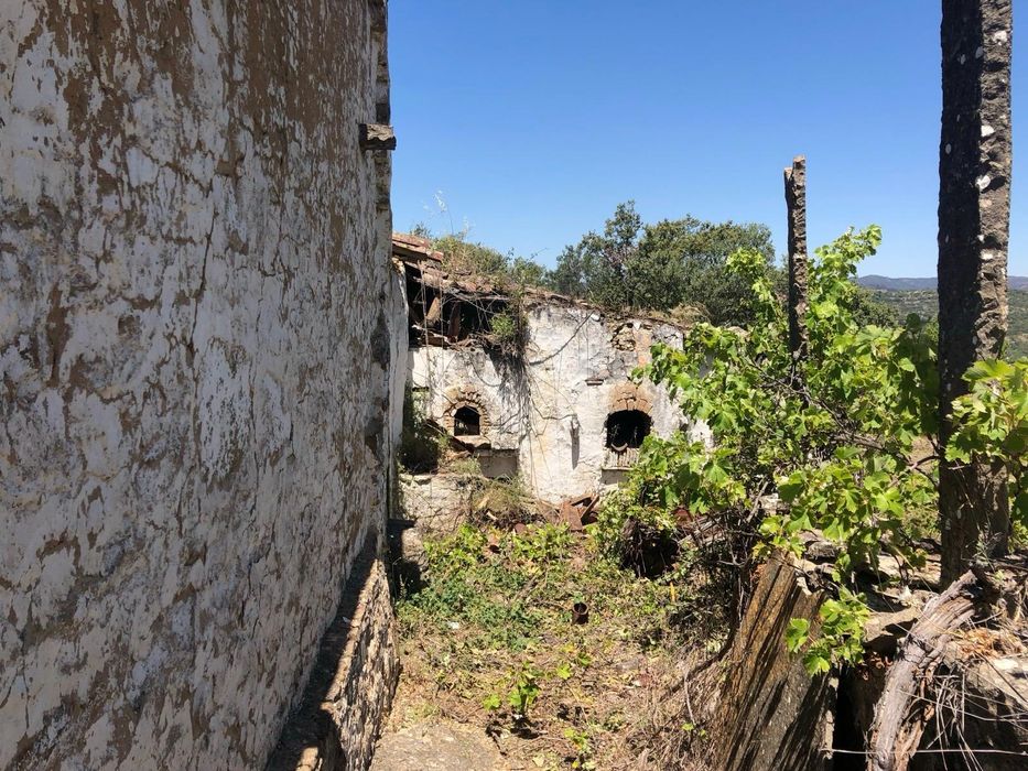 Terreno urbano de 4000m² com ruína e vista panorâmica