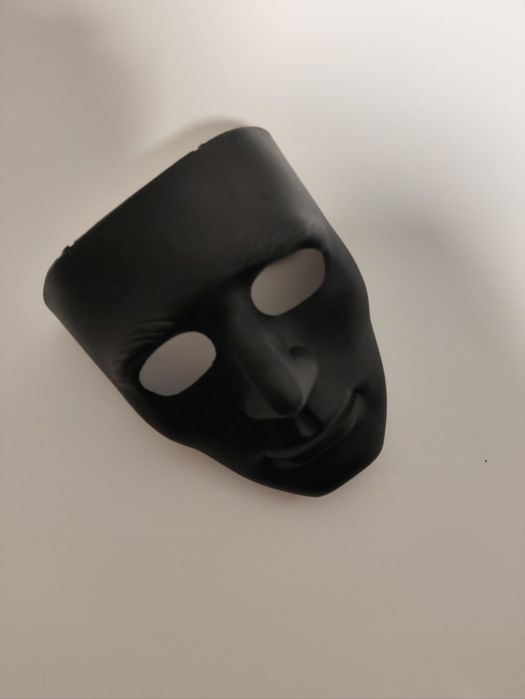 Маска безликого чорна