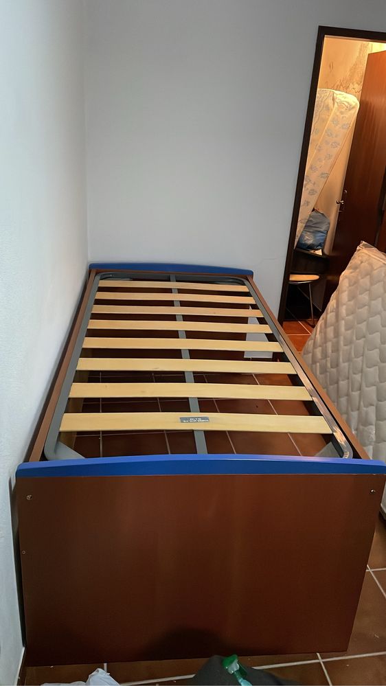 Cama dupla com 2 gavetas de arrumação