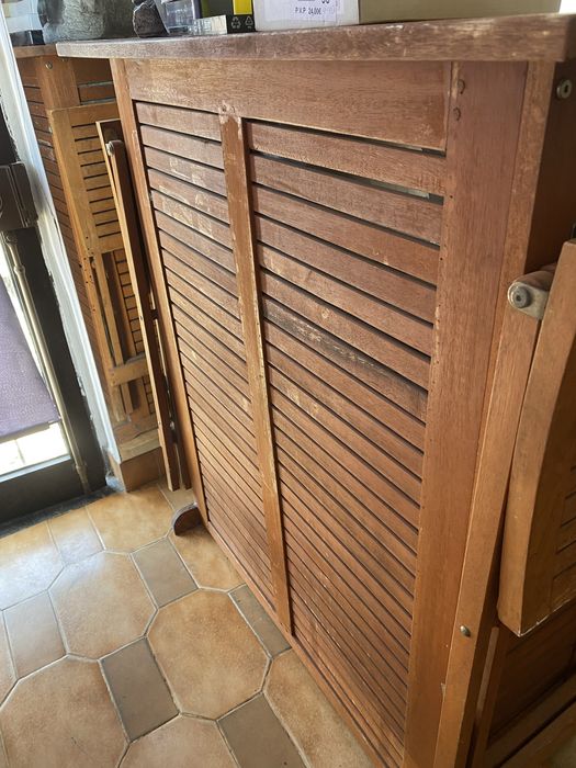 Balcao com 2 bancos de exterior