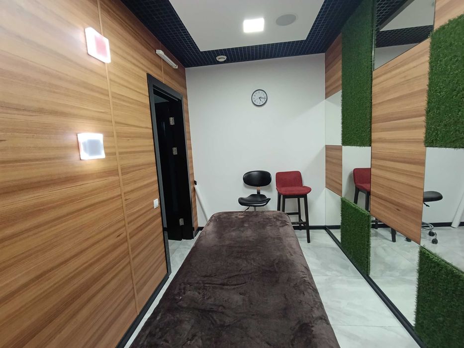 Є Світло в кабінеті 8 м2 кушетка вода в салоні краси Івасюка Оболонь