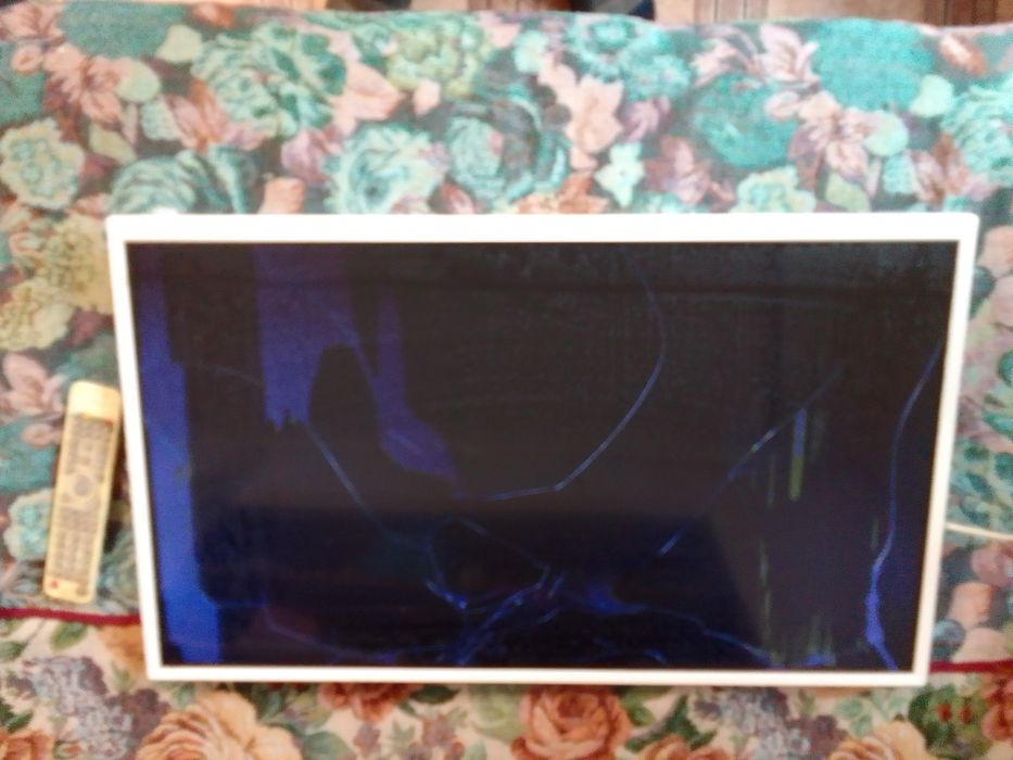 LCD телевизор 32" на запчасти.