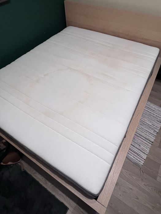 Łóżko: rama z zagłówkiem (180x200), stelaż i materac 160x200