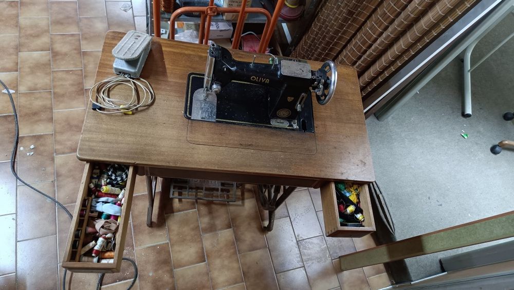 Máquina de costura antiga Oliva - PARA DESOCUPAR