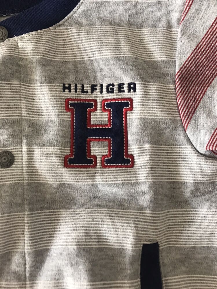 Dres Tommy Hilfiger