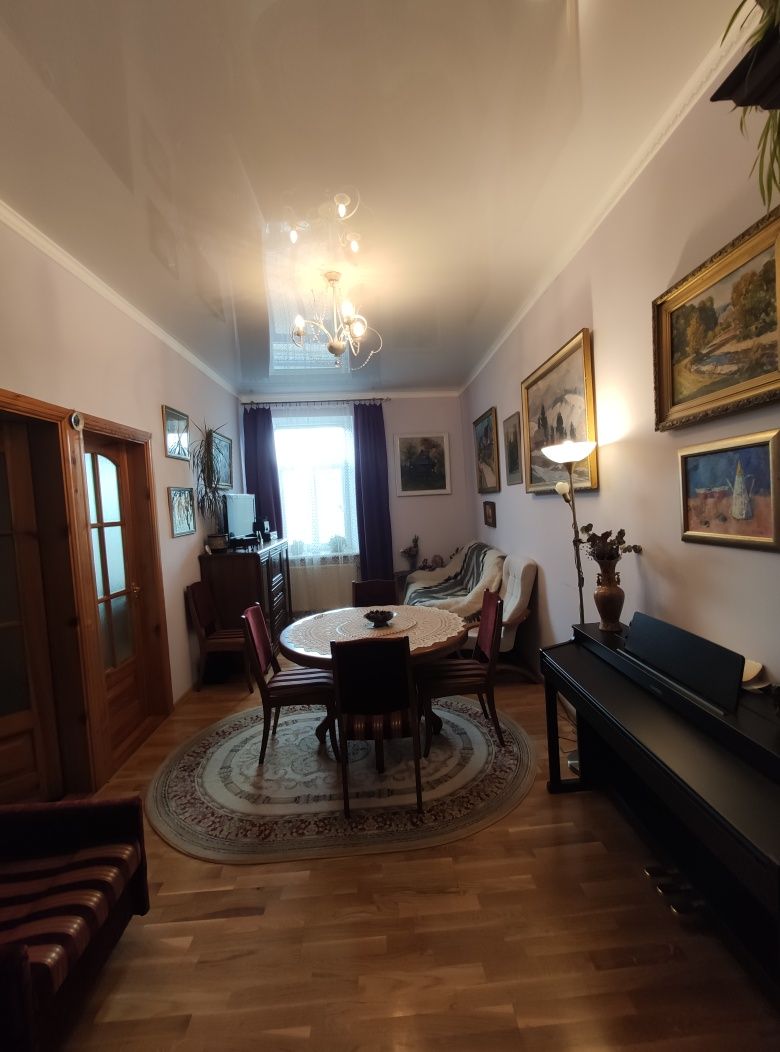 Продам 3-х кімнатну квартиру в центрі вул.Насипна