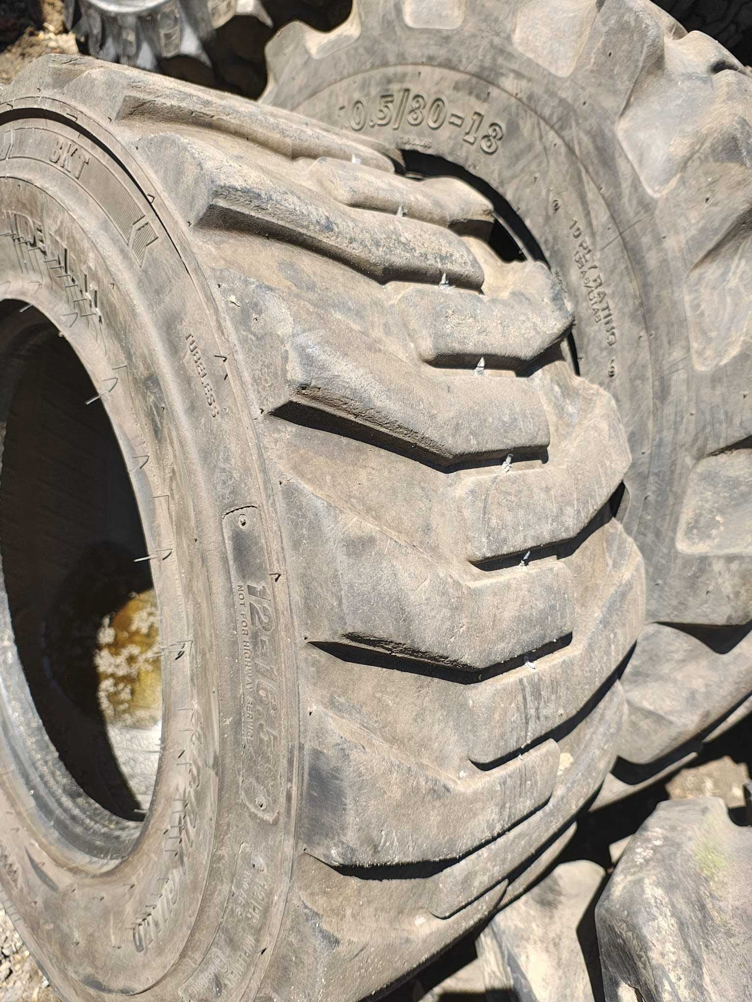 Opona przemysłowa 12-16.5 BKT ładowarka Bobcat Gehl Mustang JCB