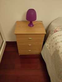 Mobília de quarto: cómoda e 2 mesas de cabeceira c/novas
