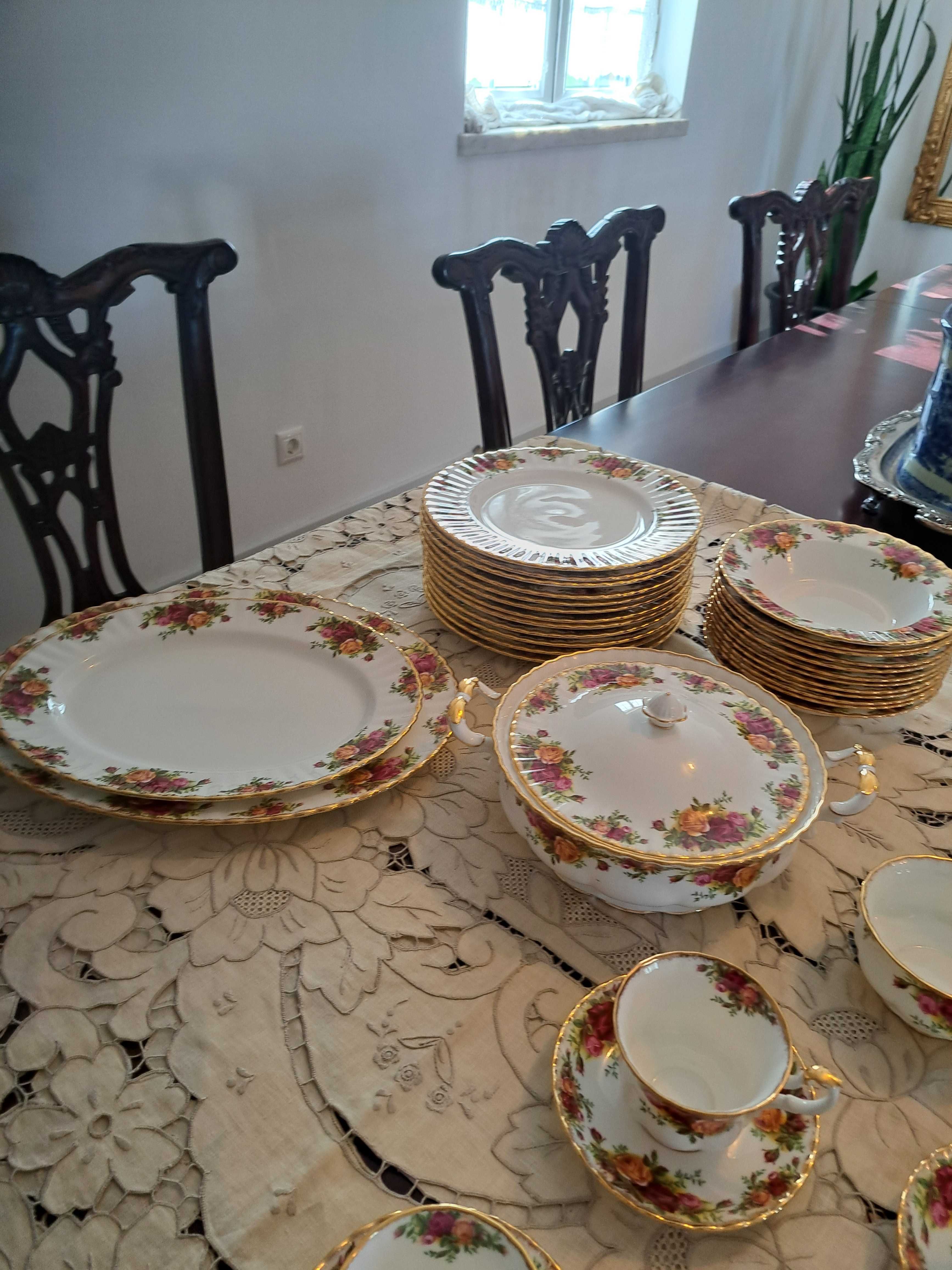 Conjunto de jantar e Chá em porcelana Inglesa  Old Country Roses