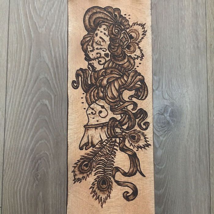 Drewniany zegar ścienny Tattoo - wypalony handmade