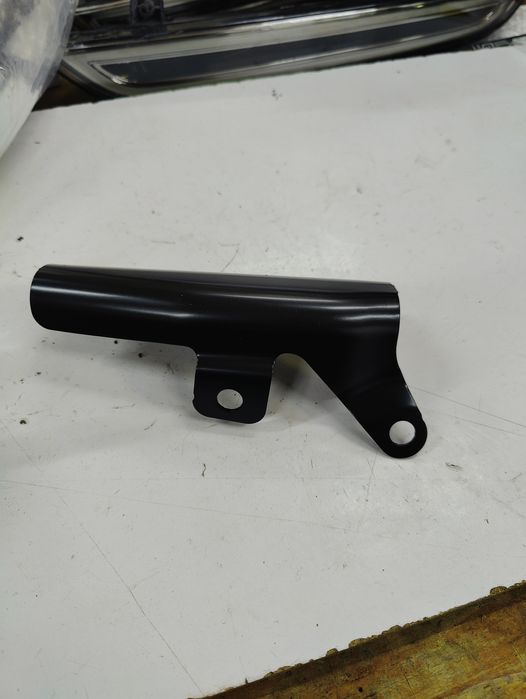 Porsche Taycan кронштейн левого крыла 9j1801869ygrv