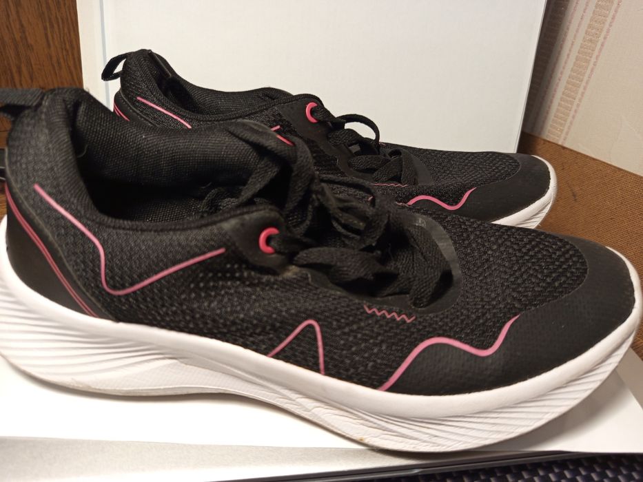 Кросівки жіночі відомої німецької фірми Crivit. Невагомі, якісні.