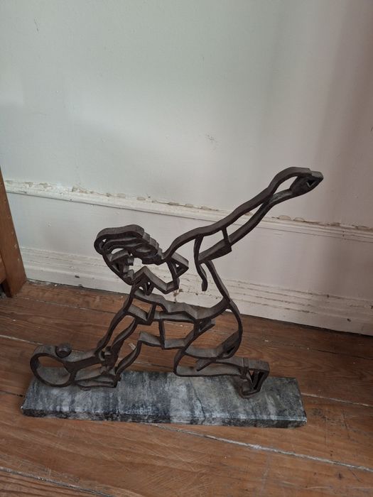 Escultura em metal antiga