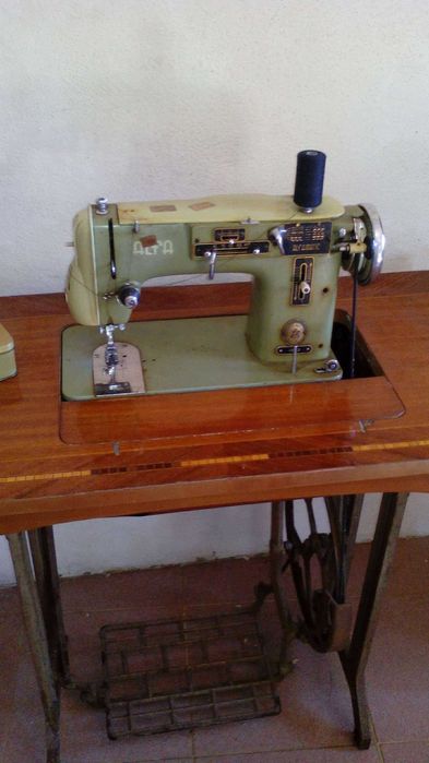 Vendo máquina de costura da marca Alfa