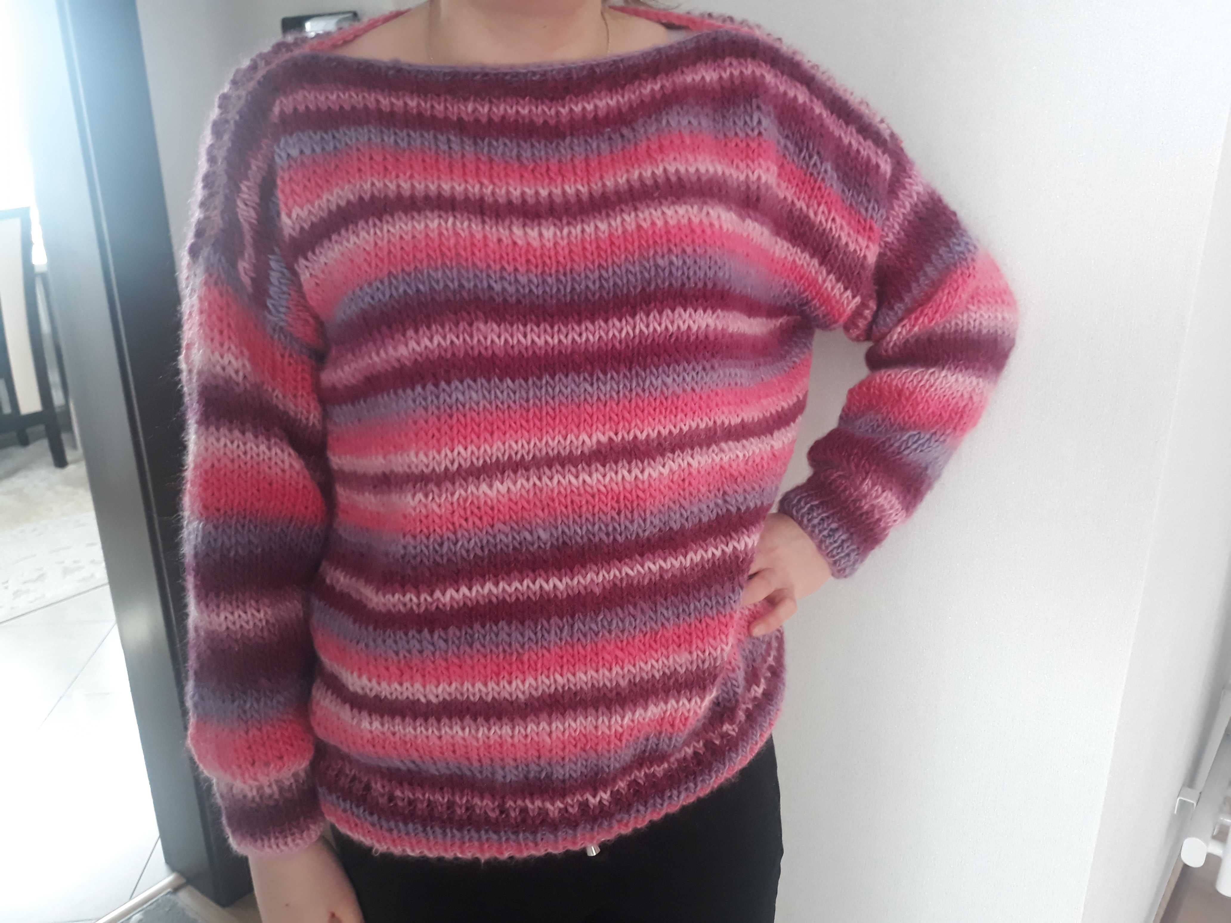 Sweter damski wykonany na drutach z wloczki welny z dodatkiem akrylu