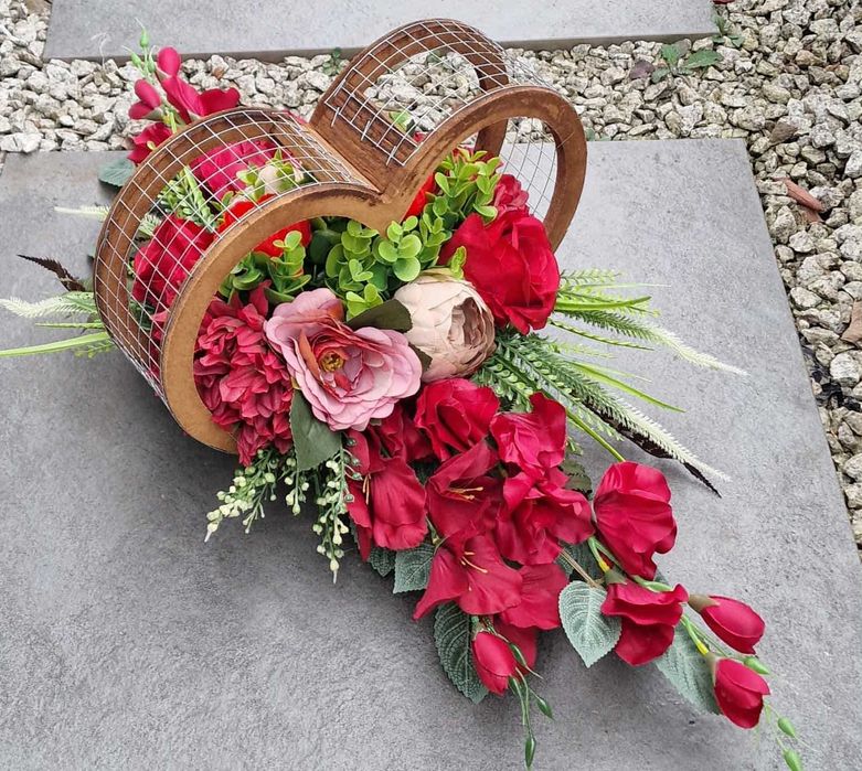 Kompozycja kwiatowa na grób cmentarz stroik serce ikebana Z616