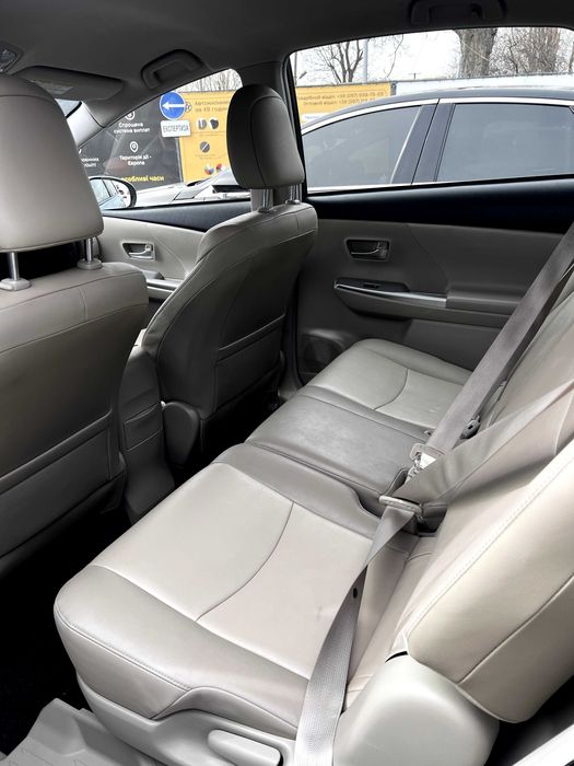Аренда, прокат, под такси Toyota Prius V 2012