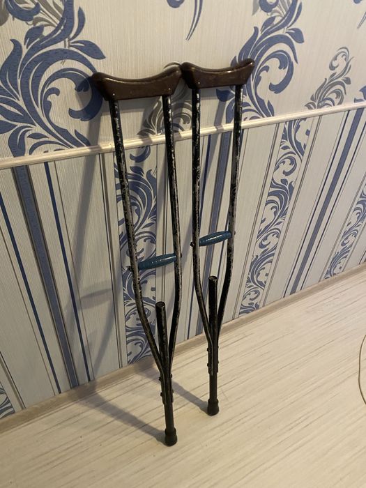 Костыли два вида подлокотные и обычные