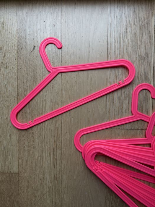 różowe wieszaki IKEA, wieszaki na ubrania