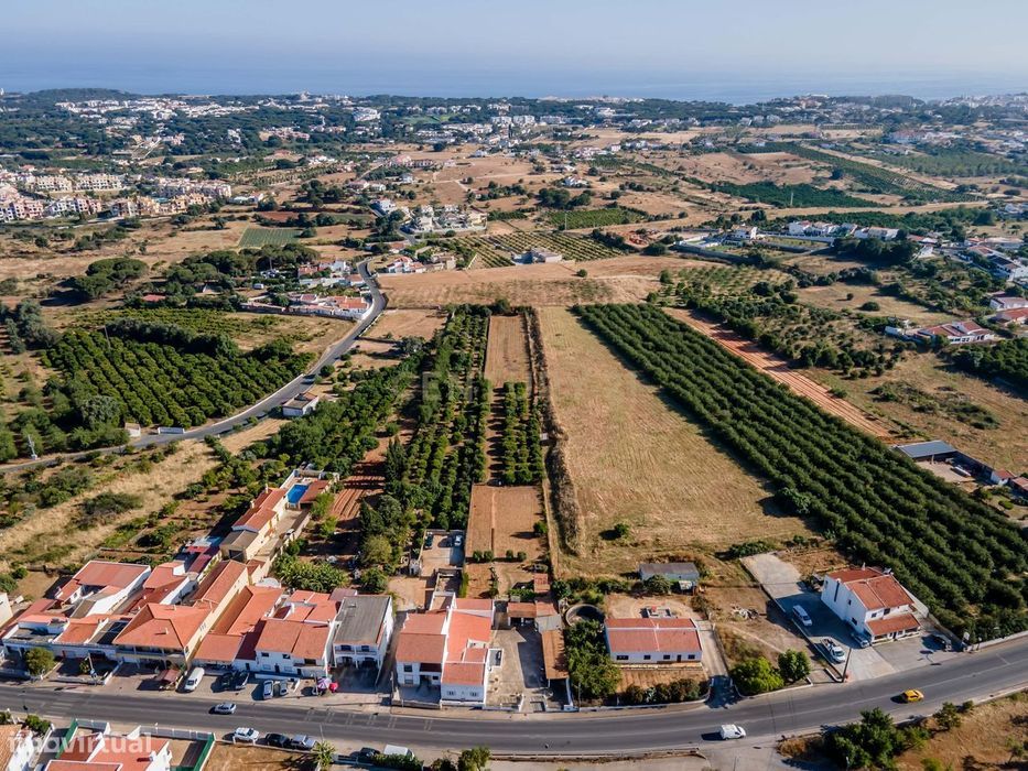 Moradia Bi-familiar com Terreno e Estacionamento Privado, Albufeira