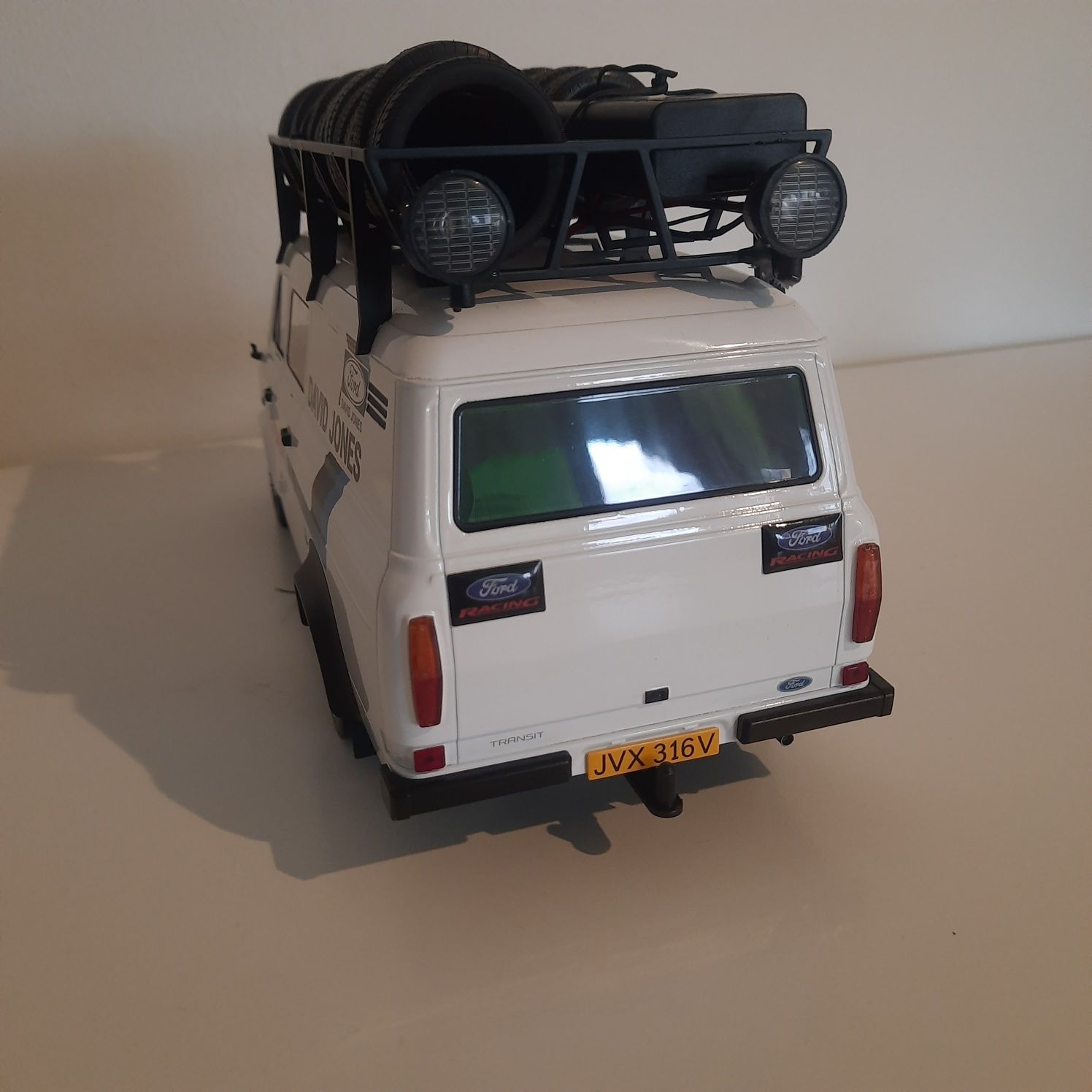 Ford Transit MK2 Ixo 1:18 doinwestowany